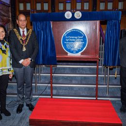 Anita Bhalla: Chair of B:Music Board, Lord Mayor of Birmingham, Councillor Zafar Iqbal & Anton Lesser unveil the blue plaque